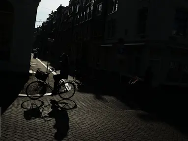 Warga mengendarai sepeda saat beraktivitas di sekitar kawasan Amsterdam, Kamis (20/4). Kondisi jalan yang aman serta nyaman dan didukung infrastruktur memadai menjadikan sepeda sebagai transportasi sehari-hari di Belanda. (Liputan6.com/Immanuel Antonius)