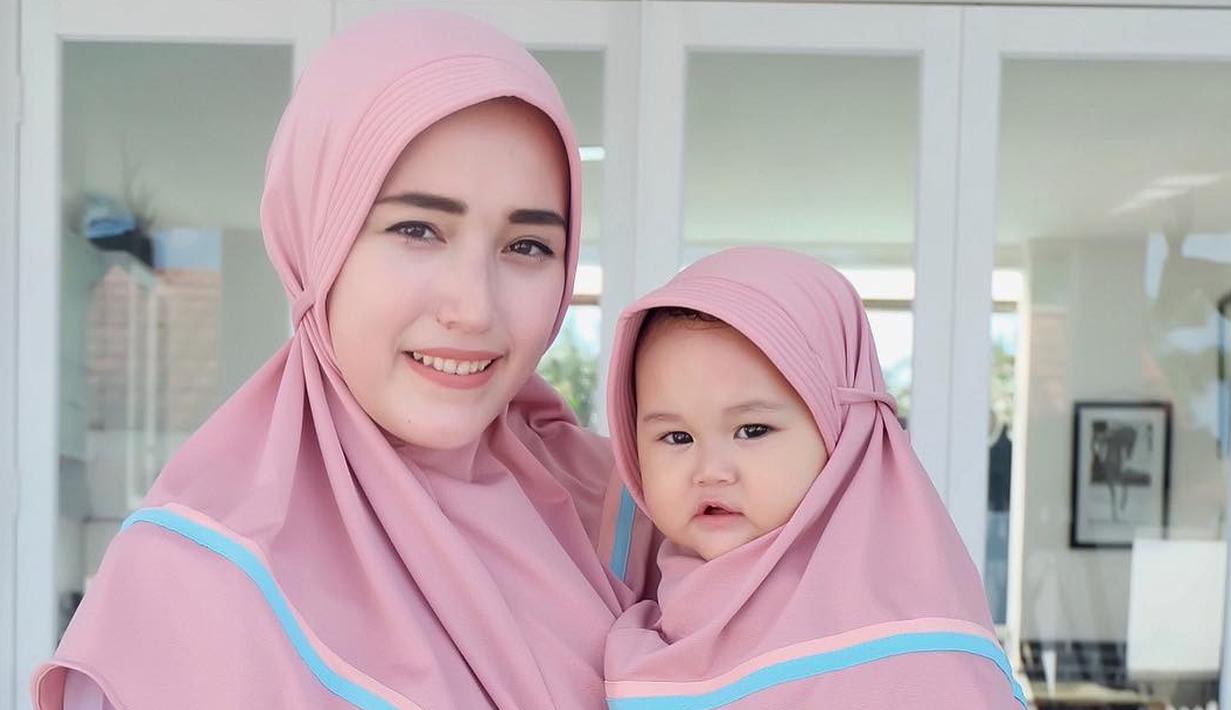 Menggemaskan, Ini 8 Foto Anak Artis Indonesia Saat Kenakan Hijab - News & Entertainment Fimela.com