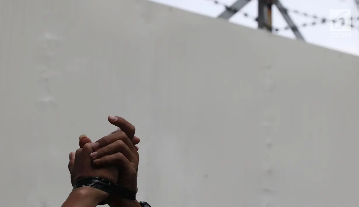 Jurnalis mengikat tangan saat unjuk rasa di depan Kedubes Myanmar, Jakarta, Jumat (7/9). Mereka mendesak pemerintah Myanmar membebaskan Wa Lone dan Kyaw Soe Oo yang menulis laporan serangan militer di Rakhine. (Liputan6.com/Helmi Fithriansyah)