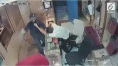 Aksi pencurian di toko perhiasan oleh seorang pria yang menggunakan semprotan merica sebagai senjata.