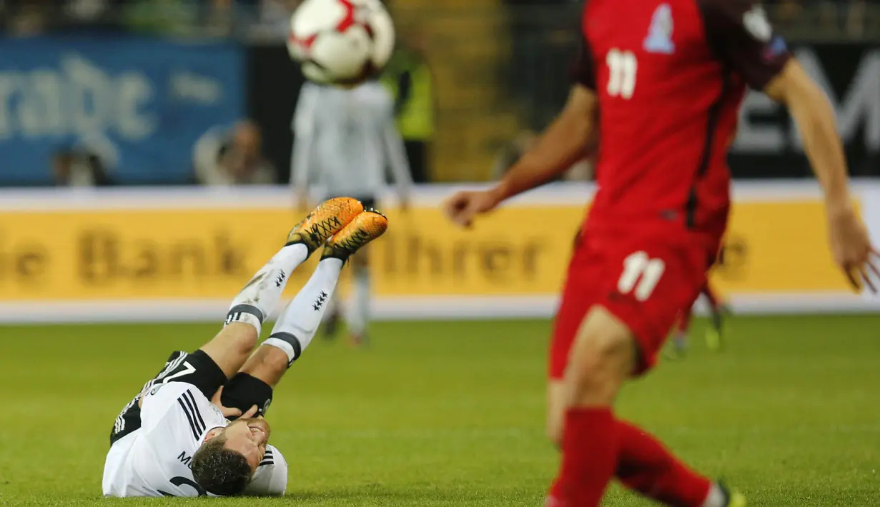 Bek Jerman, Shkodran Mustafi, terjatuh saat pertandingan melawan Azerbaijan pada laga kualifikasi Piala Dunia di Stadion Fritz Walter, Minggu (8/10/2017). Jerman menang 5-1 atas Azerbaijan. (AP/Michael Probst)