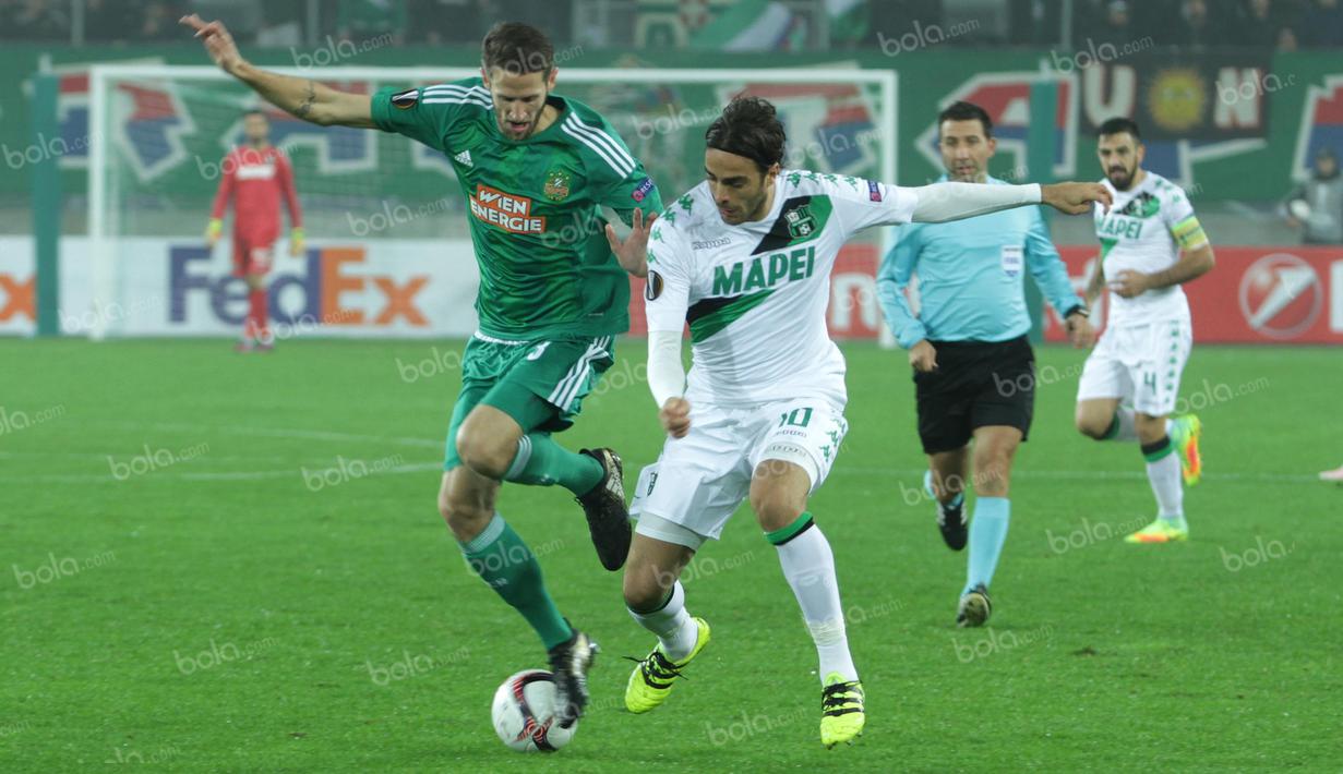 Penyerang US Sassoulo, Alessandro Matri (kanan) mendapat kawalan ketat dari bek Rapid, Christoph Schoesswendter. (Bola.com/Reza Khomaini)