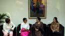 Megawati Soekarnoputri (ketiga dari kiri) berbincang dengan Menlu Retno Marsudi (kedua dari kiri) jelang memberikan pidato budaya dalam rangka Hari Perempuan Internasional di Teater Kecil TIM, Jakarta, Minggu (8/3/2015). (Liputan6.com/Helmi Fithriansyah)