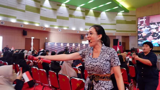 Anggota DPR RI Fraksi PDI Perjuangan Rieke Diah Pitaloka memberikan kuliah umum di Universitas Jember (Unej) pada hari ini, Kamis (8/12/2022).