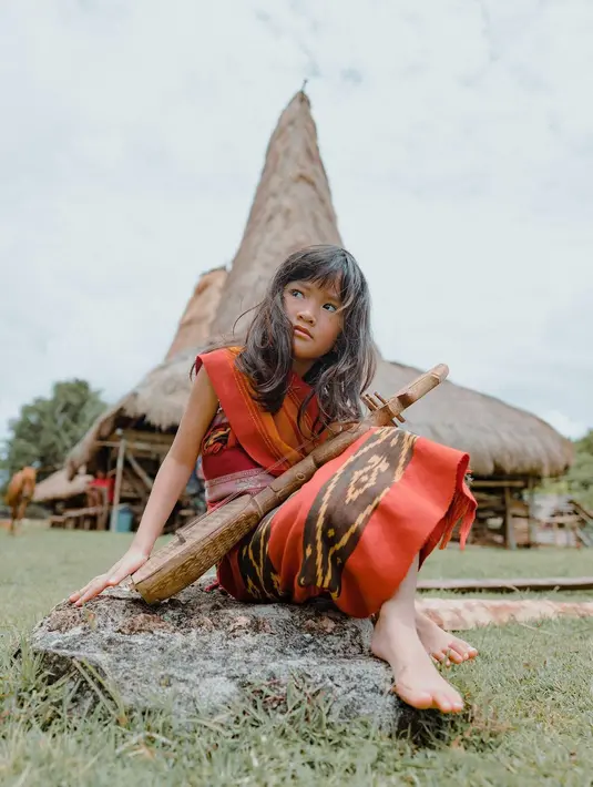 Putri Atiqah Hasiholan, Salma, pilih tampil etnik dalam balutan kain tenun [@atiqahasiholan]