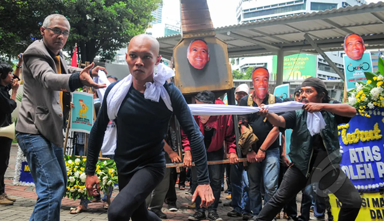 Sejumlah aktivis menggelar aksi damai dan teatrikal di depan Gedung KPK, Jakarta (4/3/2015). Aksi tersebut mengecam keputusan Plt Ketua KPK Taufiequrachman Ruki yang melimpahkan kasus Komjen Pol Budi Gunawan ke Kejaksaan Agung. (Liputan6.com/Yoppy Renato)