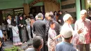 Sejumlah keluarga dan kerabat mendatangi rumah duka almarhum Didi Widiatmoko atau lebih akrab disapa Didi Petet di kawasan Ciputat, Tangsel, Jumat (15/5/2015). Didi Petet meninggal di usia 58 Tahun. (Liputan6.com/Helmi Afandi)