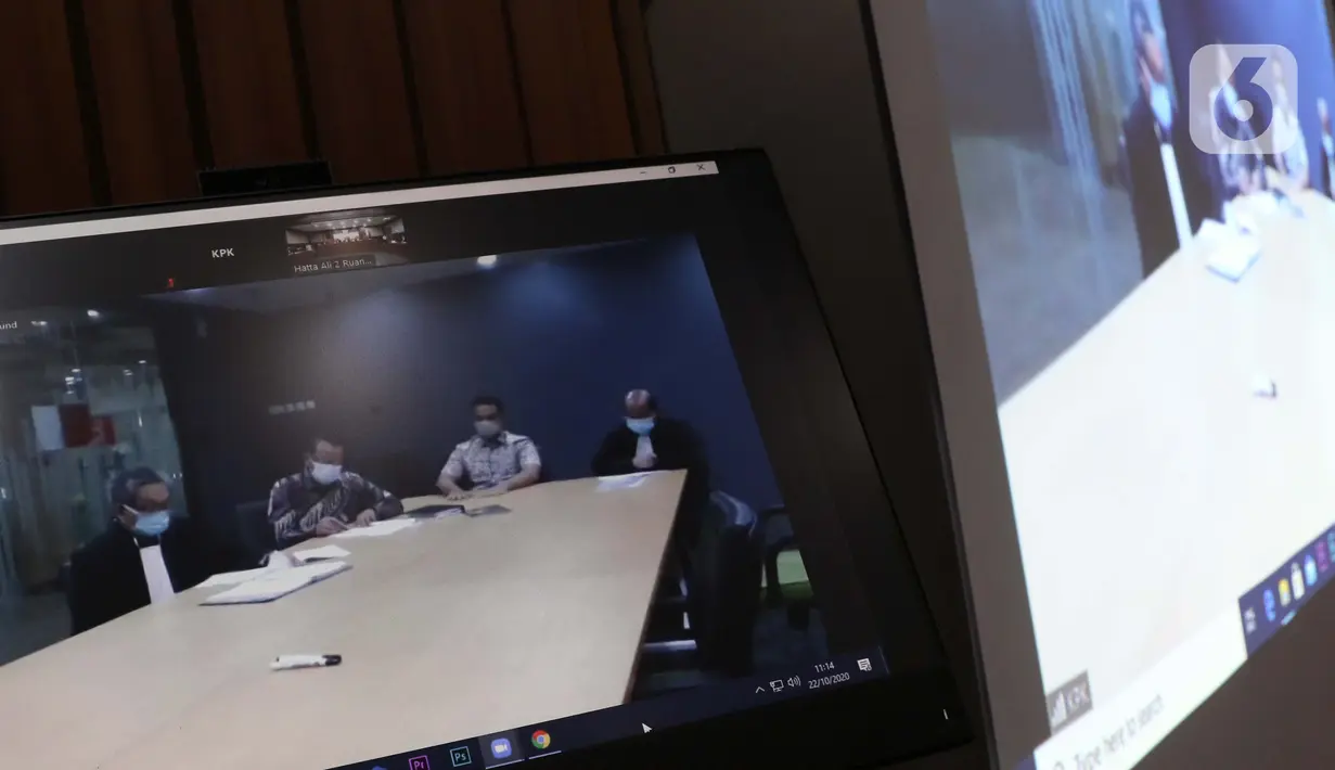 Layar monitor menampilkan jalannya sidang dakwaan suap dan gratifikasi perkara di Mahkamah Agung (MA) 2011-2016 dengan tersangka Nurhadi (tengah) dan menantunya Rezky Herbiyono (kanan) di Gedung KPK Jakarta, Selasa (22/10/2020). Sidang dilangsungkan secara virtual. (Liputan6.comHelmi Fithriansyah)