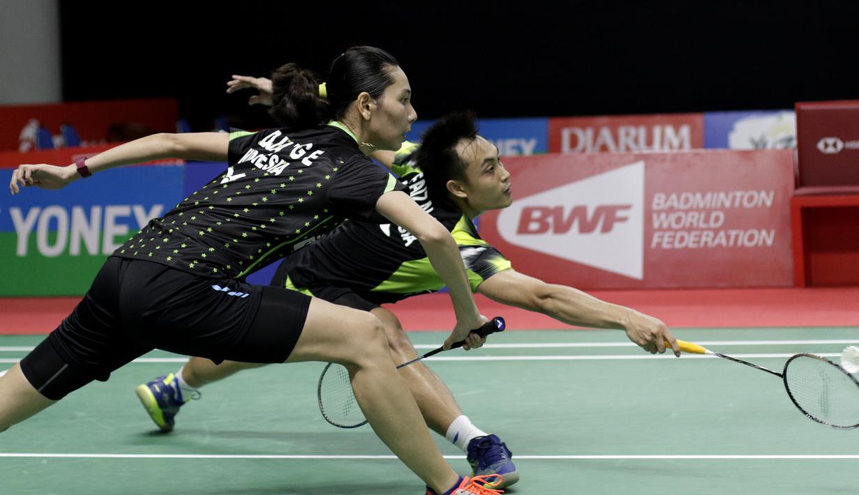 Pebulutangkis Indonesia, Hafiz Faizal / Gloria Widjaja, berusaha mengembalikan kok saat melawan pasangan Malaysia pada Indonesia Masters 2019 di Istora Senayan, Jakarta, Selasa (22/1). Hafiz / Gloria lolos ke babak kedua. (Bola.com/M. Iqbal Ichsan)