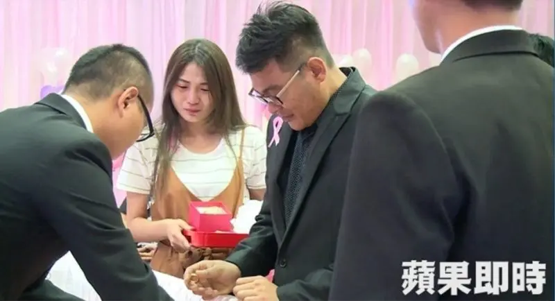 Tsai berlinang air mata saat hendak memasangkan cincin kepada calon tunangannya 