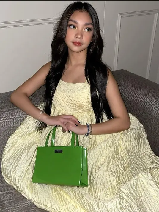 Naura Ayu memberikan sentuhan yang manis pada ansambelnya dengan tas Kate Spade. Ia membawa Sam Icon Small Tote dalam warna khas Kate Spade Green berbahan kulit spazzolato leather yang mengkilat. Foto: Document/Kate Spade New York.