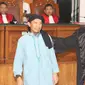 Terdakwa kasus teror bom Thamrin, Aman Abdurrahman bersiap menjalani sidang pembacaan vonis di Pengadilan Negeri Jakarta Selatan, Jumat (22/6). Aman Abdurrahman hadir dengan pengawalan ketat satuan kepolisian bersenjata lengkap (Liputan6.com/Angga Yuniar)