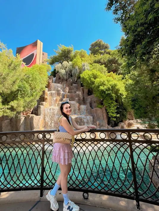 Di Las Vegas, Ayu Ting Ting tampil bak ABG mengenakan tank top putih, yang dipadunya dengan rok mini berwarna pink. [Foto: Instagram/ayutingting92]