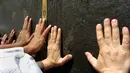 Umat muslim menyentuh dinding Kakbah di Masjid al-Haram menjelang puncak pelaksanaan ibadah haji di kota suci Makkah, Arab Saudi pada Senin (5/8/2019). Ibadah haji menjadi pertemuan tahunan umat manusia terbesar di dunia.  (AP Photo/Amr Nabil)
