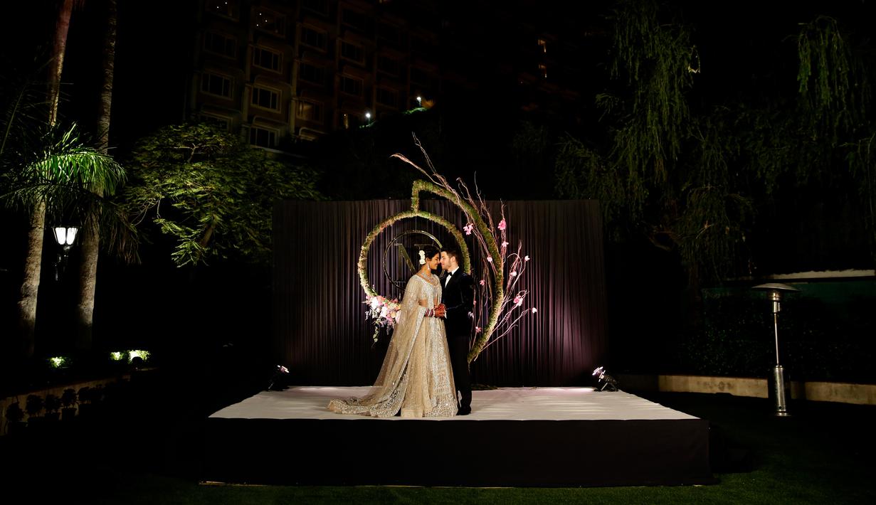 Aktris Bollywood Priyanka Chopra dan musisi AS Nick Jonas berpose saat resepsi pernikahan mereka di New Delhi, India, Selasa (4/12). Rangkaian pernikahan Priyanka Chopra dan Nick Jonas berlangsung sempurna dan serba mewah. (AP Photo/Altaf Qadri)