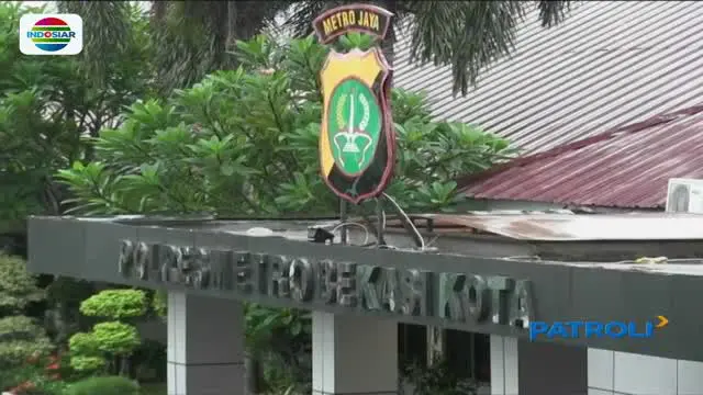 Petugas Polsek Bekasi Selatan dan Polres Metro Bekasi Kota melakukan penyelidikan ke lokasi penemuan bayi di Jalan An-Nur, Kayuringin Jaya.