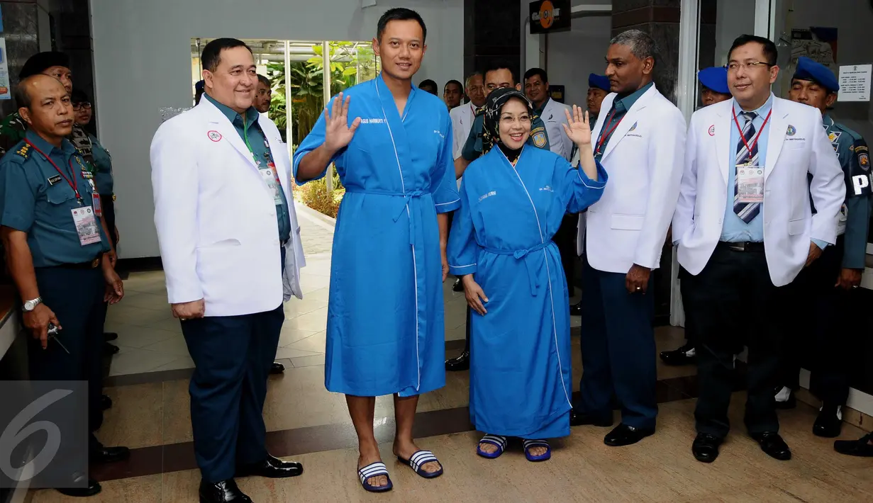 Pasangan Cagub Cawagub DKI Jakarta 2017 Agus Harimurti Yudhoyono dan Sylviana Murni menyapa media saat akan menjalani tes kesehatan di RSAL Dr. Mintoharjo, Jakarta, Sabtu (24/9). (Liputan6.com/Gempur M Surya). 