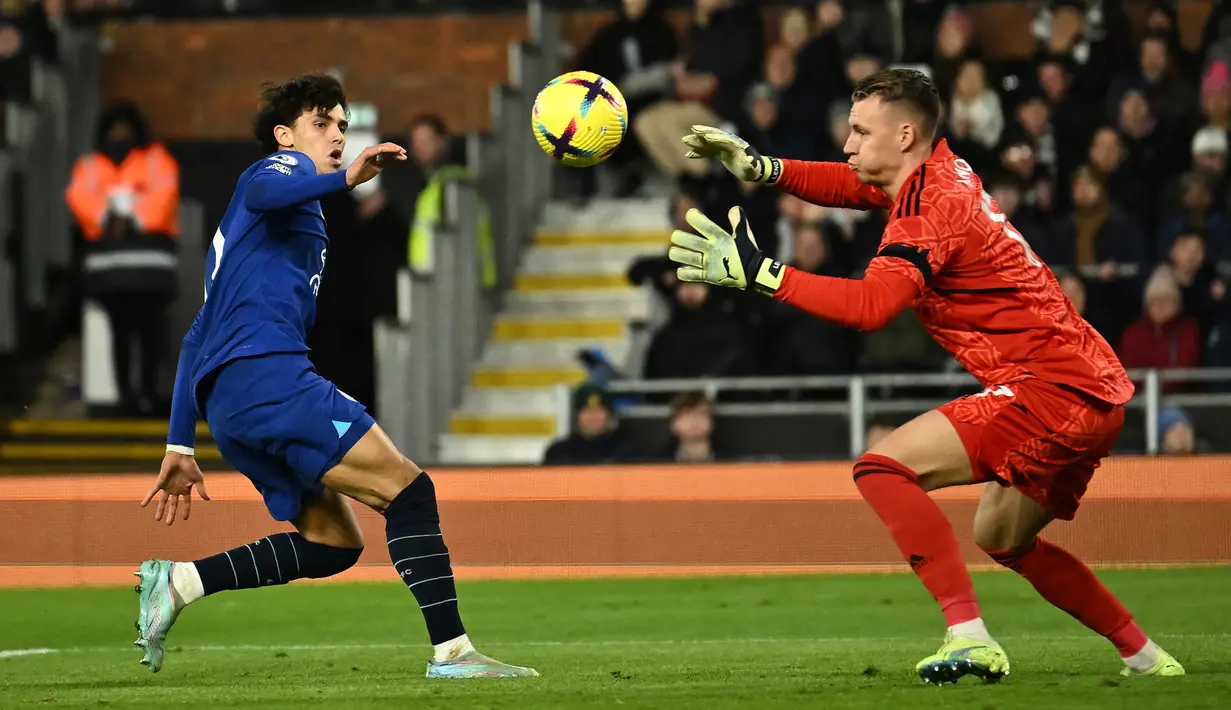 Lima menit menjelang turun minum, Joao Felix hampir memncetak gol untuk menyamakan kedudukan. Bola sepakannya masih mampu dimentahkan Bernd Leno. Skor 1-0 bertahan hingga babak pertama usai. (AFP/Ben Stansall)