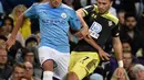 Bek tengah Manchester City, Eric Garcia berebut bola dengan pemain Southampton, Shane Long pada babak ketiga  Carabao Cup 2019/2020 di Stadion Etihad, Selasa (29/10/2019). Manchester City melaju mulus ke perempat final setelah menang 3-1 atas Southampton. (AP/Rui Vieira)