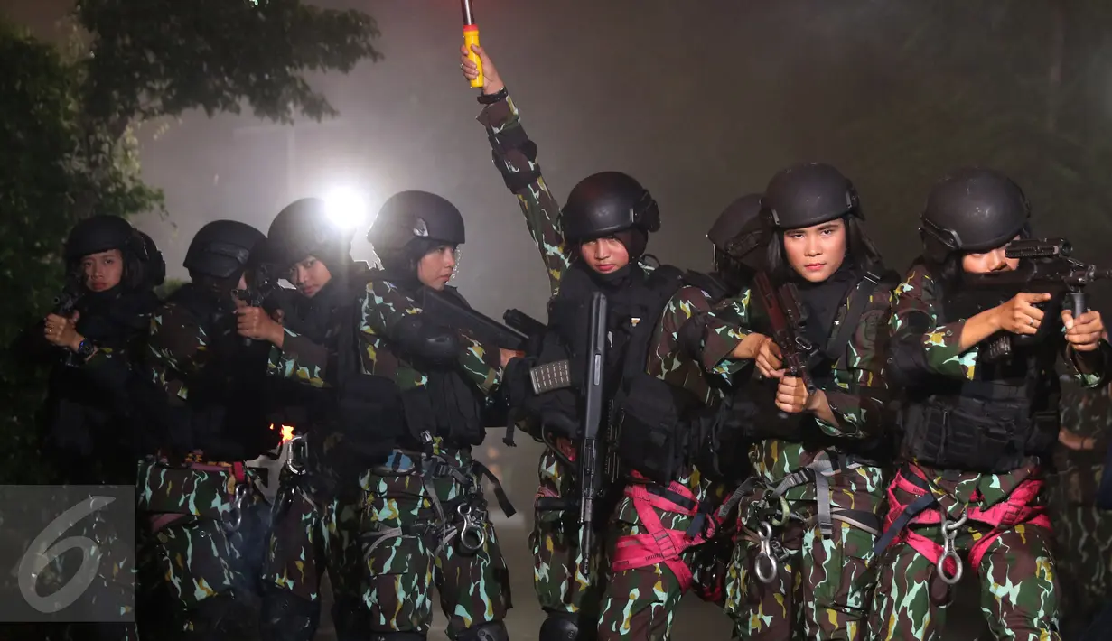 Aksi para perempuan dari Kesatuan Brimob Polri ketika membuka konser bertajuk Perempuan Hebat Indonesia di Studio 6 Emtek City, Jakarta, Kamis (21/4) malam. Acara tersebut dalam rangka memperingati Hari Kartini (Liputan6.com/Herman Zakharia)