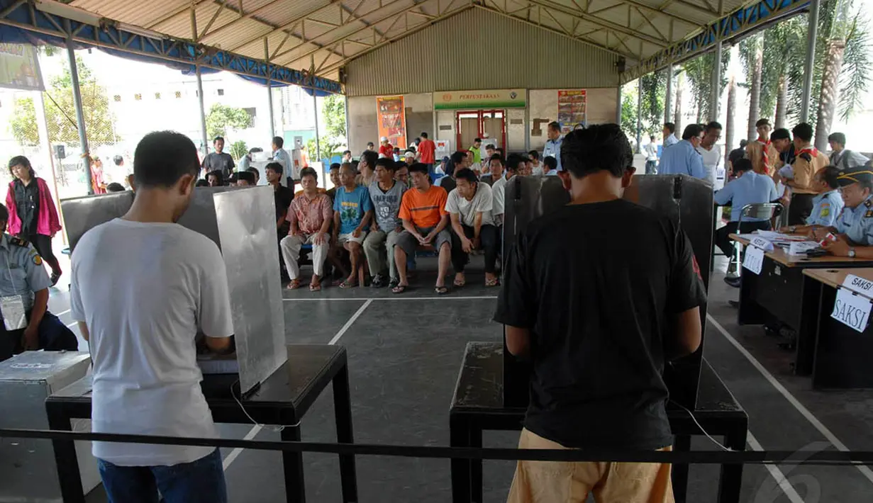 Dua orang napi melakukan pencoblosan pilpres di LP Cipinang, Jakarta, (9/7/14) (Liputan6.com/ Miftahul Hayat)