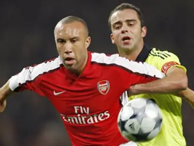 Arsenal&#039;s Mikael Silvestre holds off a challenge from Fenerbahce&#039;s Semih Senturk during Champions League Group G match at The Emirates Stadium in London on November 5, 2008. AFP PHOTO/Adrian Dennis 