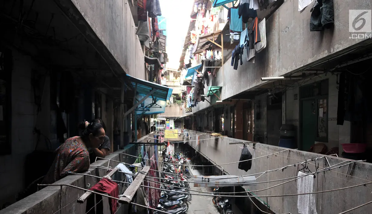 Aktivitas penghuni di salah satu blok lama Rusunawa Penjaringan, Jakarta, Selasa (25/6/2019). Sekitar 600 KK yang tinggal di 10 blok lama rusun tersebut direlokasi paling lambat 7 Juli mendatang guna memperlancar proses renovasi. (merdeka.com/Iqbal S. Nugroho)