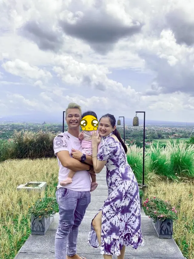 Nantikan Anak Kedua, Ini 7 Potret Kebersamaan Eza Gionino dan Istri yang Hamil Besar
