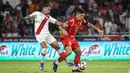 Gelandang tengah Persija, Van Basty Sousa e Silva (kanan) mencoba melewati adangan pemain Persis Solo pada pertandingan pekan ke-30 BRI Super League 2025/2026 di Stadion Utama Gelora Bung Karno (SUGBK), Jakarta, Senin 27 April 2026 malam WIB. (Bola.com/Abdul Aziz)