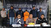 Kasatreskrim Polres Way Kanan, AKP Mangara Panjaitan saat jumpa pers pengungkapan kasus pungli yang viral di media sosial. Foto : (Istimewa).