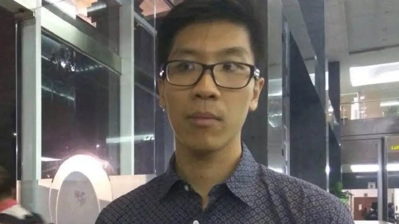 Suami Mirna Arief Sumarko mengenakan pin bertuliskan ""Justice for Mirna" saat sidang kopi bersianida 