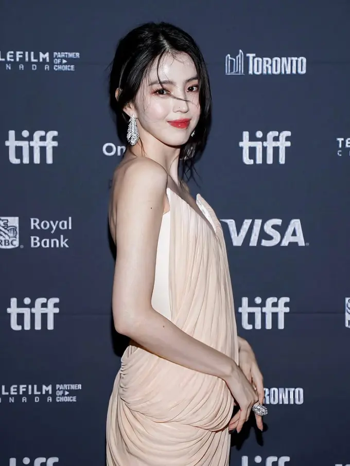 Pesona Bak Dewi, Han So Hee Balutan Gaun Cream di Toronto International Film Festival 2025