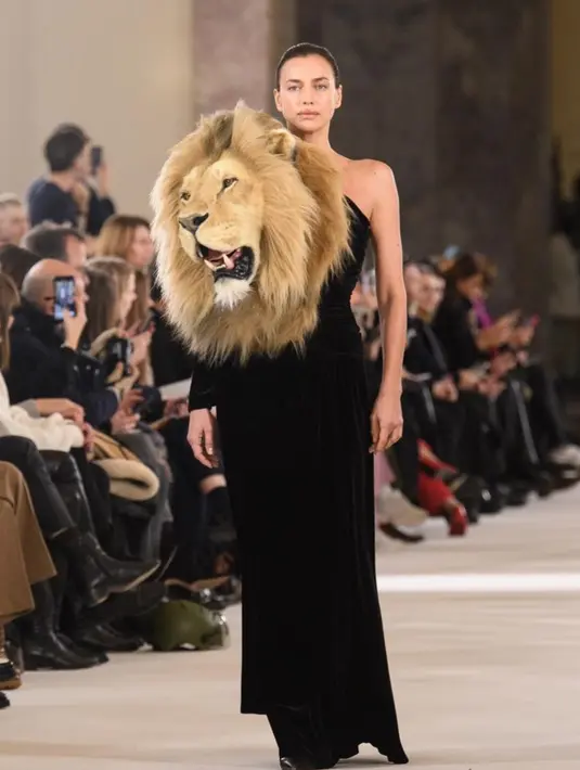 Gaun yang serupa juga dikenakan oleh supermodel Irina Shayk di show Schiaparelli yang berlangsung [23/1]. [@schiaparelli].