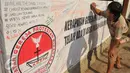 Warga membubuhkan tanda tangannya sebagai bentuk penolakan penggusuran Gereja Protestan Minahasa di kawasan Pacuan Kuda, Pulomas, Jakarta, Senin (18/4/2016). (Liputan6.com/Gempur M Surya) 