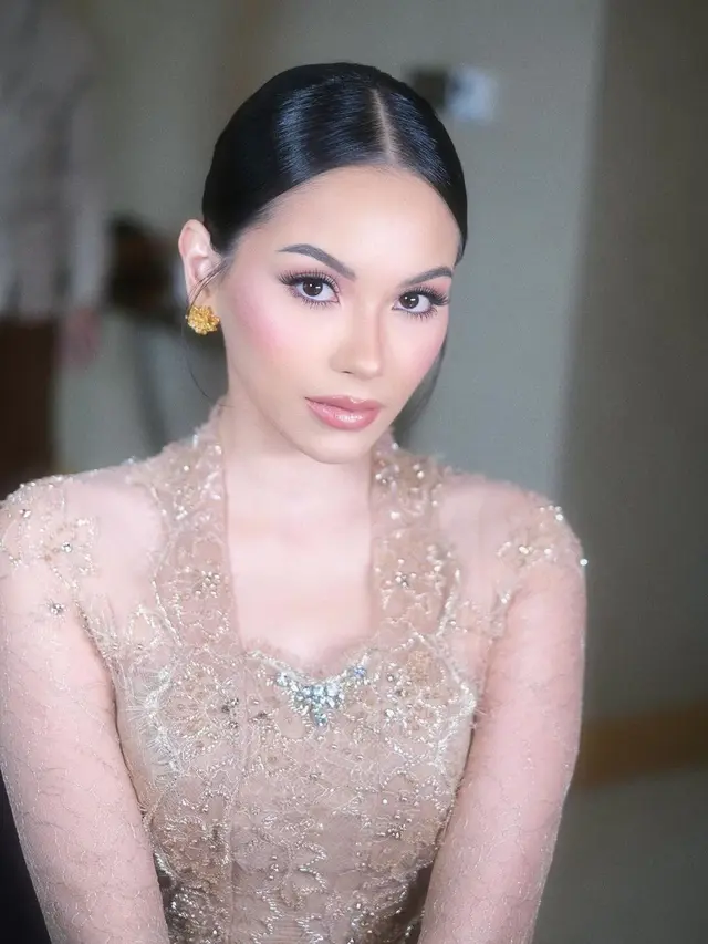 6 Gaya Artis Dipulas Soft Glam Makeup Look, Syifa Hadju hingga Azizah Salsha
