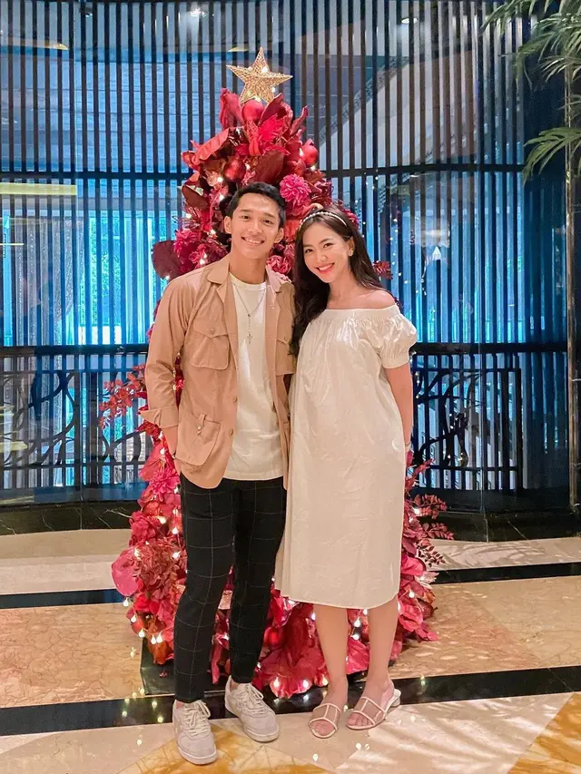 6 Potret Shania Eks JKT48 dan Jonatan Christie Dinner Natal Bersama, Curi Perhatian