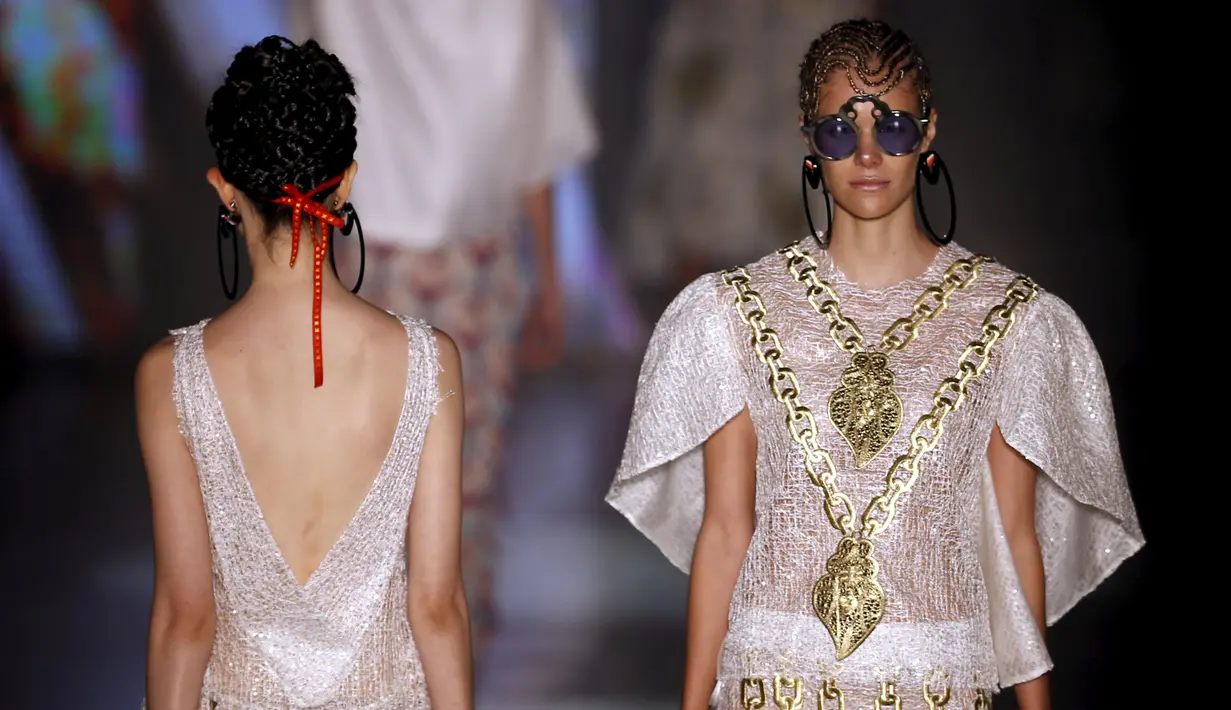 Model mengenakan busana koleksi Ronaldo Fraga saat Sao Paulo Fashion Week, Sao Paulo , Brasil , 25 April 2016. Sao Paulo Fashion Week  kali para model mengenakan busana yang Transparan.  (REUTERS / Paulo Whitaker)