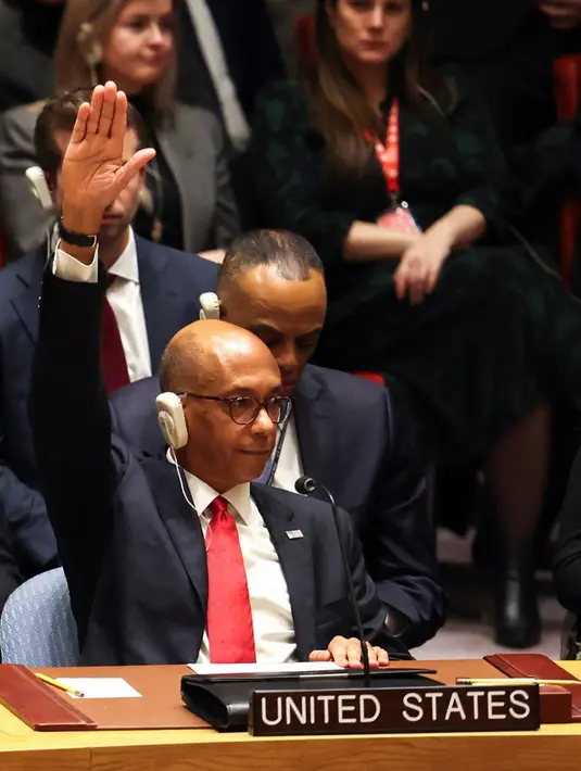 Pemungutan suara tersebut dilakukan setelah Sekretaris Jenderal PBB Antonio Guterres membuat langkah yang jarang terjadi pada Rabu (5/12) untuk secara resmi memperingatkan dewan beranggotakan 15 orang tentang ancaman global dari perang Israel Vs Hamas yang telah berlangsung selama dua bulan tersebut. (Charly TRIBALLEAU/AFP)