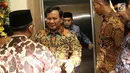 Ketua Umum Partai Gerindra Prabowo Subianto (tengah) menyalami Presiden PKS Sohibul Iman (kiri) saat tiba di Kantor DPP PKS, Jakarta, Senin (30/7). Kedatangan Prabowo untuk membahas hasil pertemuannya dengan Partai Demokrat. (Liputan6.com/Herman Zakharia)