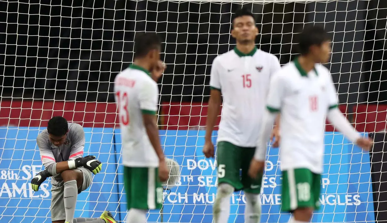 Ekspresi kiper Indonesia U-23, Teguh Amiruddin, setelah gawangnya kebobolan oleh pemain Vietnam U-23. (Bola.com/Arief Bagus)
