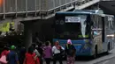 Para penumpang di depan bus Angkutan Perbatasan Terintegrasi Busway (APTB) di kawasan Kuningan Barat, Jakarta, Rabu (7/1). (Liputan6.com/Miftahul Hayat)