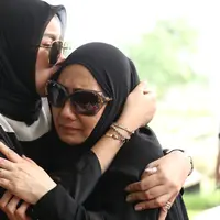 Pemakaman Ayah Olla Ramlan