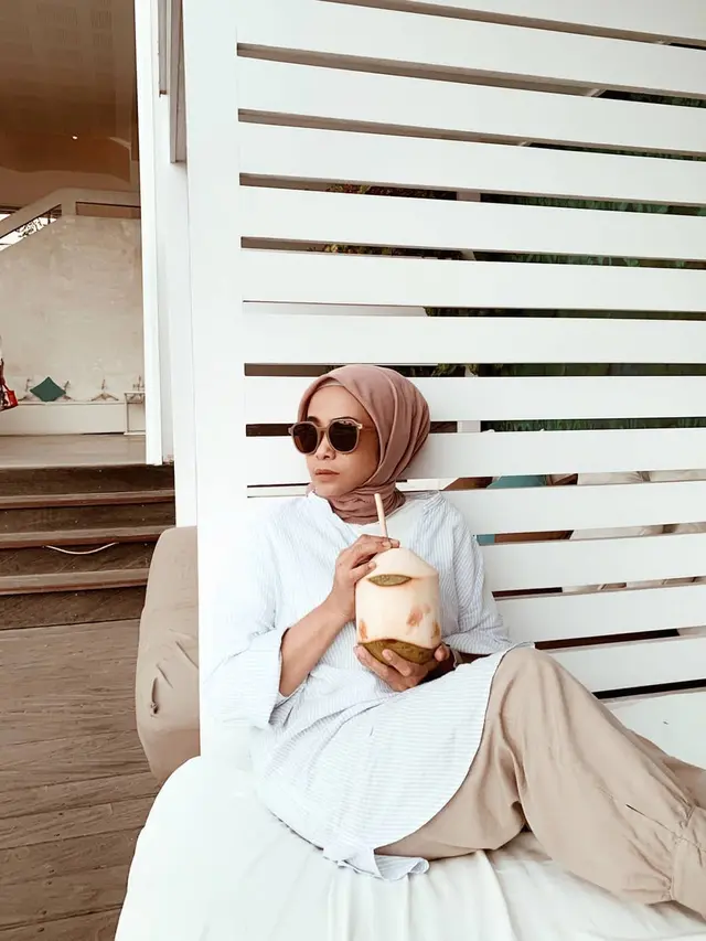 6 Gaya OOTD Trinil Moeby Ibu Hanggini, Tak Kalah Kece dari Sang Anak