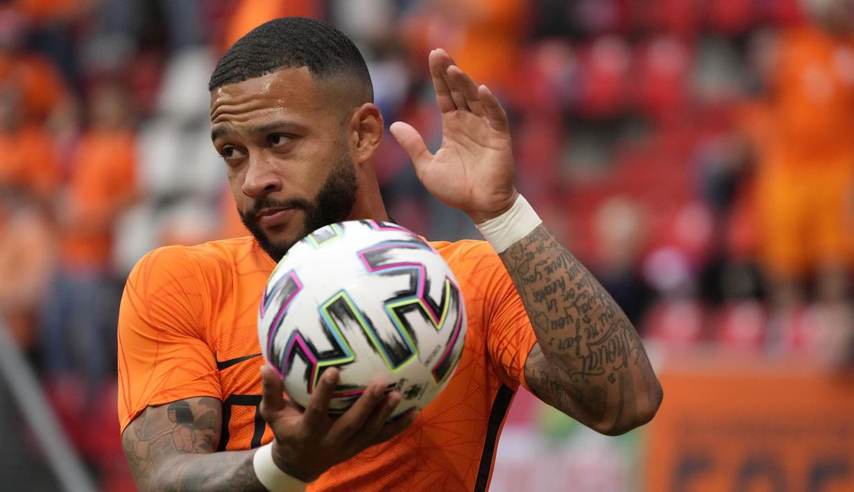 Lima menit berselang, Depay nyaris menggandakan keunggulan melalui umpan silang Dumfries yang ia sambut dengan kakinya. Sayangnya kiper Georgia, Giorgi Loria, mampu menepis bola teresebut. Skor 1-0 berlangsung hingga turun minum. (Foto: AP/Peter Dejong)