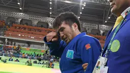 Atlet judo Kazakhstan, Yeldos Smetov mengusap air matanya usai berhasil mengalahkan atlet judo Rusia, Beslan Mudranov di kelas pria 60 kg pada Olimpiade Rio 2016, 6 Agustus 2016. (AFP PHOTO/ Toshifumi Kitamura)