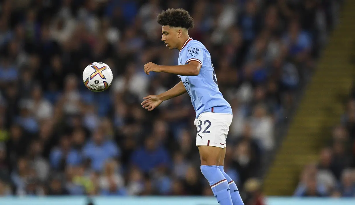 Rico Lewis. Bek kanan Inggris milik Manchester City U-21 ini menjadi pemain termuda ketiga yang melakukan debut di Liga Inggris musim 2022/2023. Ia berusia 17 tahun, 8 bulan dan 23 hari saat diturunkan pelatih Pep Guardiola pada pekan ke-2 (13/8/2022) melawan tamunya Bournemouth. Dalam laga yang dimenangi The Citizens 4-0 tersebut, ia masuk menggantikan Kyle Walker pada menit ke-82. (AFP/Oli Scarff)