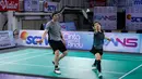 Mantan pebulu tangkis Indonesia, Debby Susanto dan selebritas, Rafael Tan mengembalikan kok ke arah mantan pebulu tangkis Indonesia, Mohammad Ahsan (kiri) dan penyanyi sekaligus selebritas Indonesia, Ziva Magnolya laga semifinal Turnamen Olahraga Selebriti Indonesia (TOSI) Season 4 di GOR UNJ, Rawamangun, Jakarta, Minggu (02/11/2025). (Bola.com/Bagaskara Lazuardi)