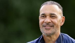 Mantan pemain sepak bola, Ruud Gullit, berkompetisi dalam turnamen golf Dutch Open di klub golf The International di Badhoevedorp, pada 5 Juni 2025. (Sander Koning/ANP/AFP)