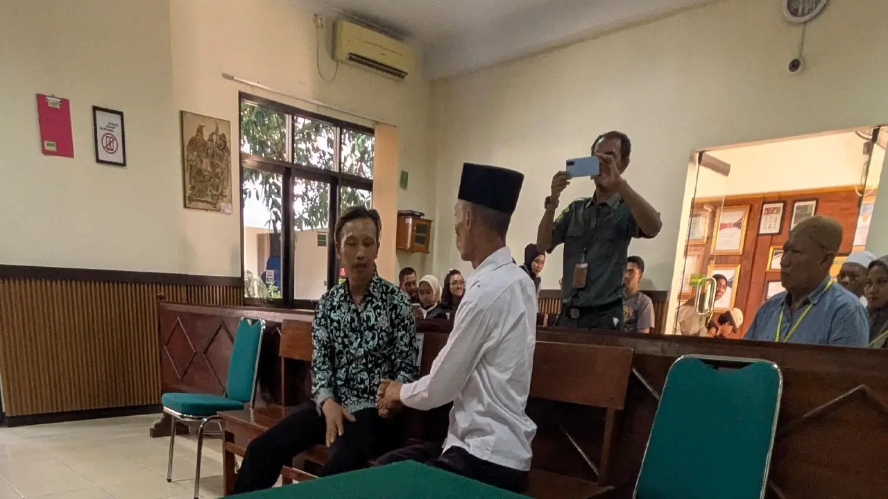 Momen Haru di Ruang Sidang: Dua Tetangga Saling Berjabat Tangan