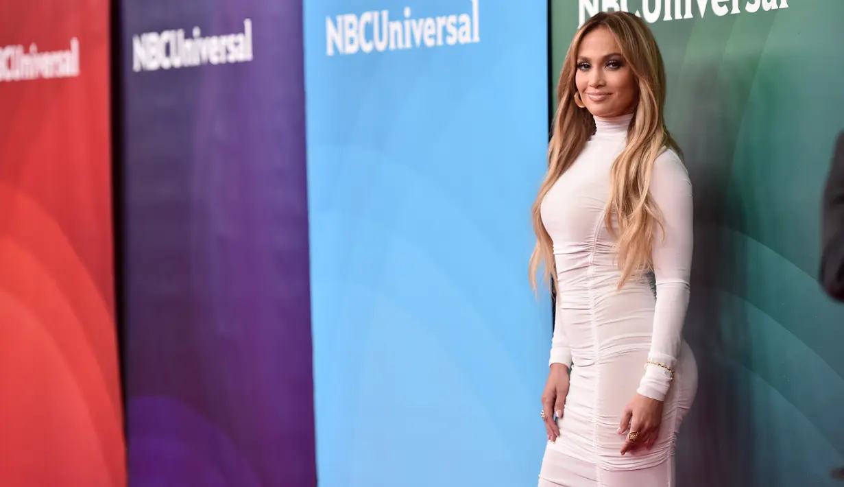 Aktris Jennifer Lopez berpose saat menghadiri NBCUniversal's Summer Press Day 2018 di The Universal Studios Backlot di Universal City, California (2/5). Jennifer Lopez tampil seksi dengan gaun putih ketat. (AFP Photo/Alberto E. Rodriguez)